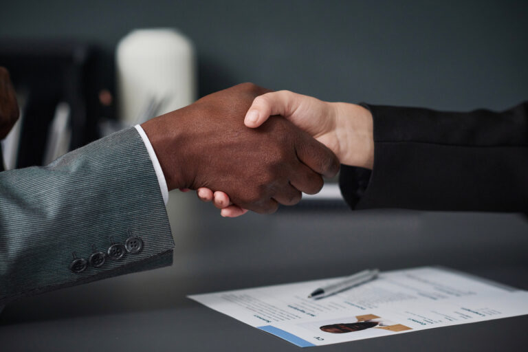 Praca dla Obcokrajowców w Polsce: Dokumenty Taxi i Kurier 2025